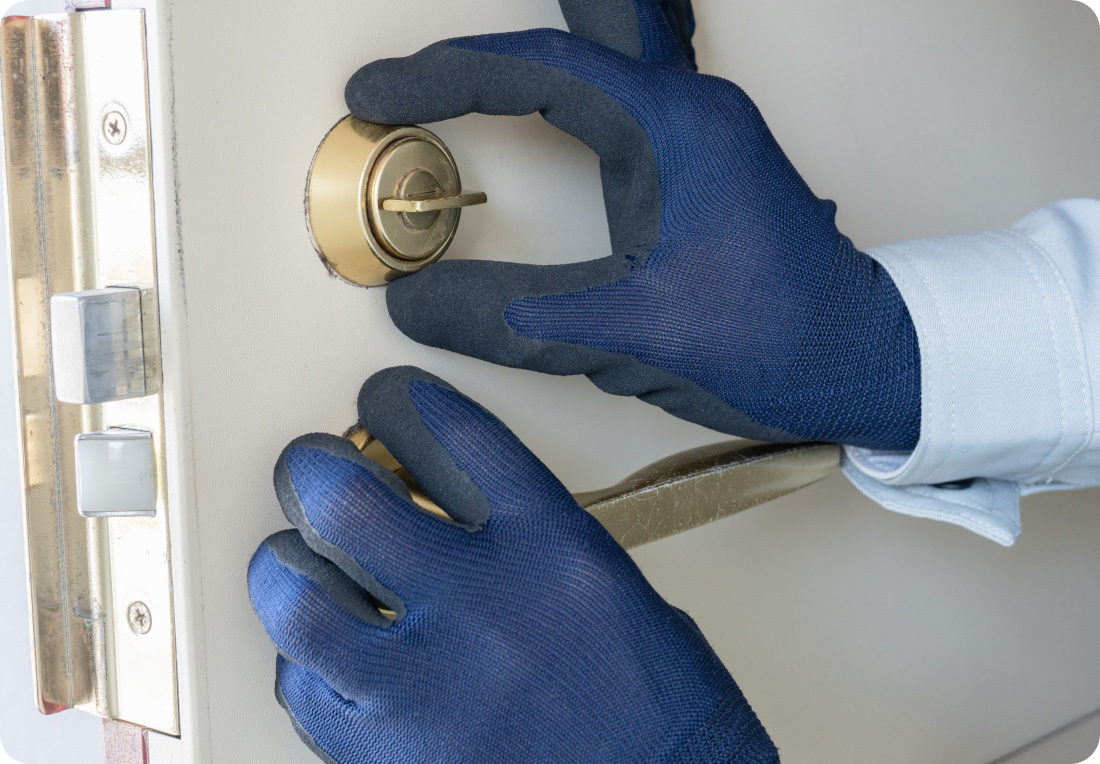 カギ折れの依頼に対応して玄関の鍵交換をしている作業員