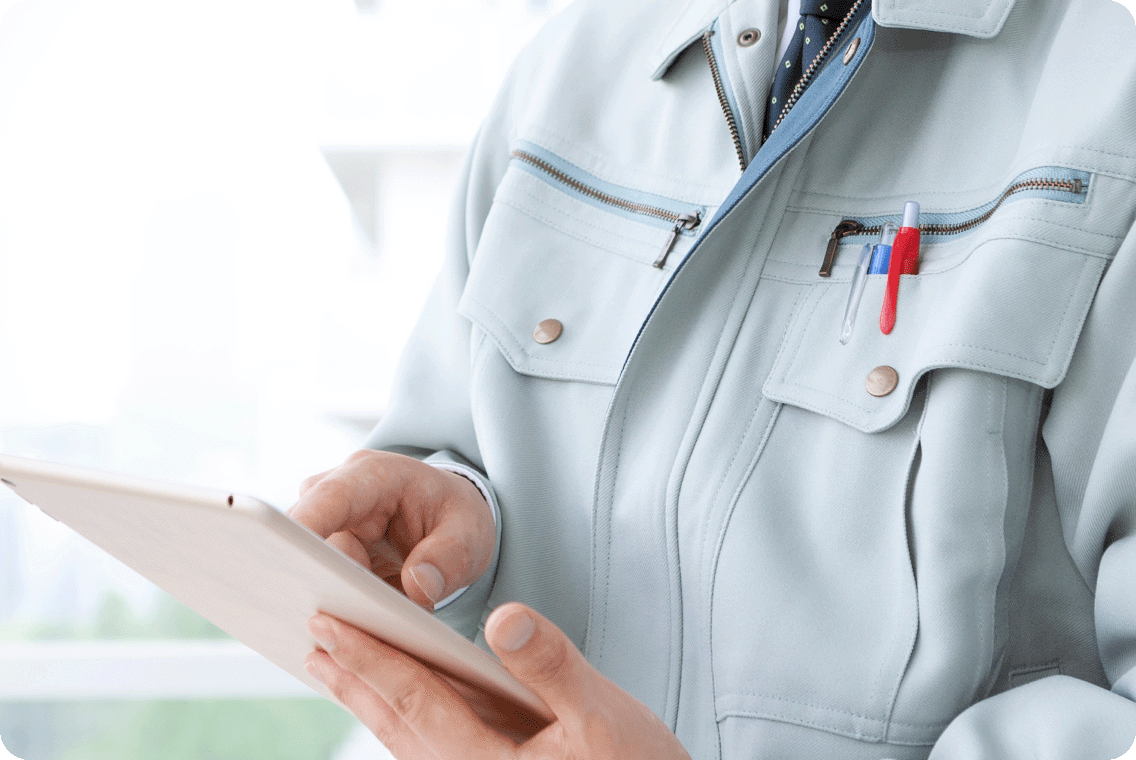 玄関の鍵交換の無料概算見積をする作業員